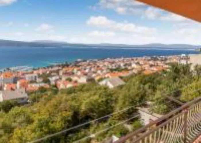 Three Bedroom With Balcony And Sea View *