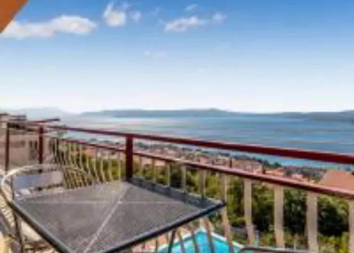 Three Bedroom With Balcony And Sea View *
